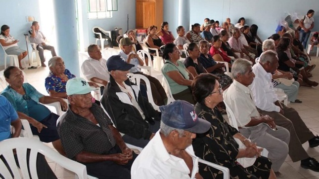 Adultos mayores participan de taller por el día de la primavera