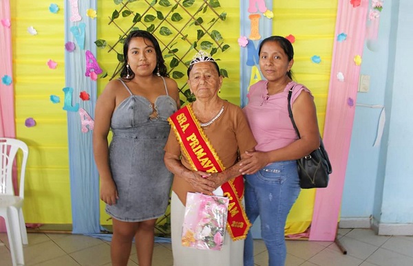 Adultos mayores participan de taller por el día de la primavera