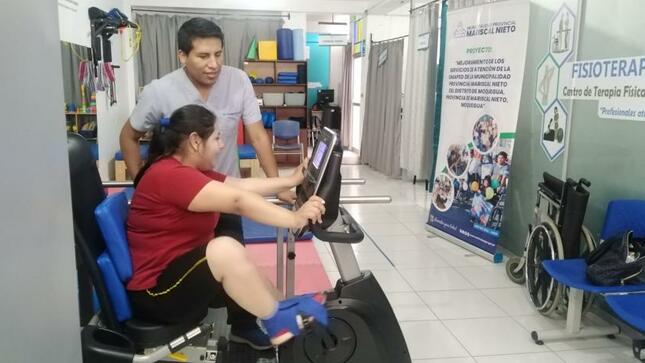 El Alcalde Provincial, John Larry Coayla, mediante el proyecto “MEJORAMIENTO DE LOS SERVICIOS DE ATENCIÓN DE LA OMAPED”, está realizando terapias de rehabilitación física.