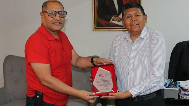 El titular provincial, John Larry Coayla recibió un reconocimiento como Presidente de la Comisión ambiental municipal Mariscal Nieto por su buen desempeño en la gestión ambiental local.