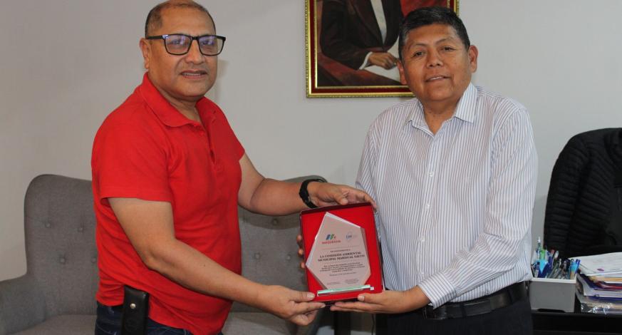 El titular provincial, John Larry Coayla recibió un reconocimiento como Presidente de la Comisión ambiental municipal Mariscal Nieto por su buen desempeño en la gestión ambiental local.