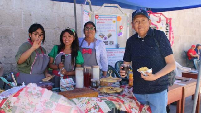 El Alcalde Provincial, John Larry Coayla estuvo esta mañana en el “Segundo Festival de la Juventud”, motivando uno a uno a los jóvenes emprendedores reunidos en la Plaza de Armas.