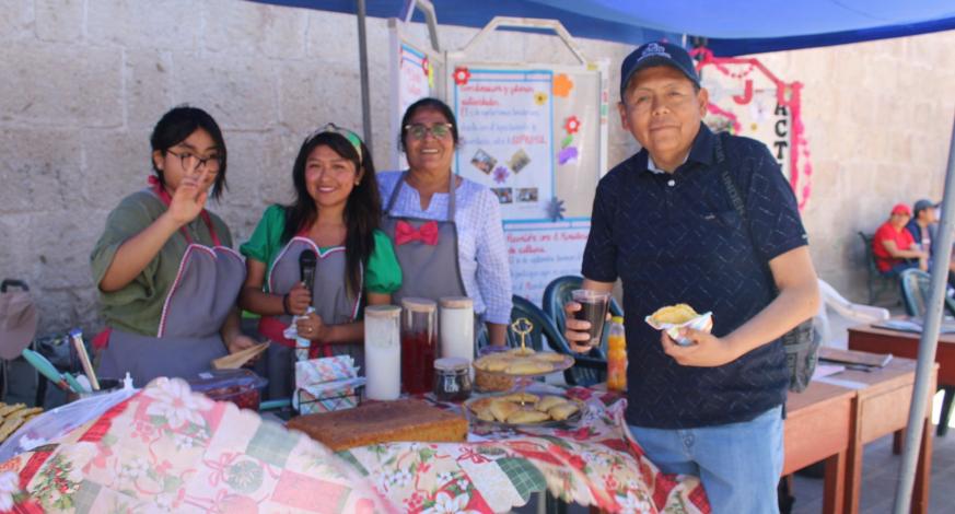 El Alcalde Provincial, John Larry Coayla estuvo esta mañana en el “Segundo Festival de la Juventud”, motivando uno a uno a los jóvenes emprendedores reunidos en la Plaza de Armas.