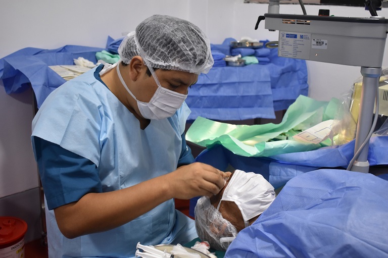 Médico especialista del INO en plena cirugía de catrata