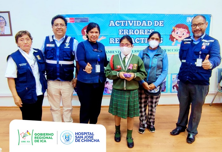 Representantes del Ino, Hospital San José y la Dirección Regional de Salud de Ica con una madre de familia y su niño beneficiado con la donación de lentes