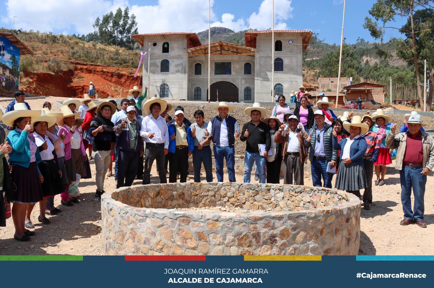 Continuando con su recorrido, el alcalde provincial de Cajamarca, Joaquin Ramírez Gamarra, visitó al centro poblado de Cashapampa. En esta oportunidad la primera autoridad edil pudo verificar y reconoció el esfuerzo de los moradores por el mejoramiento de su plaza central a través del programa “Renace”. En ese mismo sentido, también se pudo conocer la apertura y mantenimiento de diferentes trochas carrozables.
👉El compromiso del Alcalde Provincial con el progreso de Cajamarca continúa siendo incansable por el bien de nuestra ciudad y sus centros poblados.
