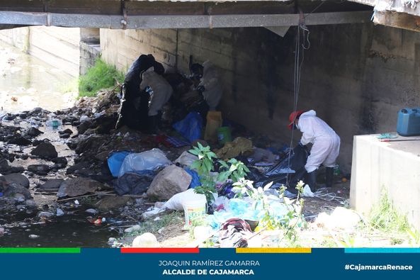 En una destacada muestra de compromiso con el medio ambiente y la comunidad local, la Municipalidad Provincial de Cajamarca, a través de su subgerencia de Gestión Integral de Residuos Sólidos, llevó a cabo hoy una jornada de limpieza en el Río San Lucas, intersección con el jirón Dos de Mayo.
🤝Desde muy temprano, un equipo de colaboradores se congregó para embarcarse en esta importante labor. Sin embargo, el día no estuvo exento de sorpresas, ya que debajo del puente de Dos de Mayo se encontraron cuatro personas en situación de indigencia, viviendo en condiciones insalubres. Antes de continuar con la limpieza, se brindó la asistencia necesaria a estas personas, garantizando su bienestar y acceso a los servicios adecuados.
🧹💚Este esfuerzo comunitario forma parte integral del plan de prevención ante desastres naturales, especialmente en vista del incremento de las lluvias en la región de Cajamarca. La Municipalidad Provincial de Cajamarca sigue comprometida con la mejora continua de la ciudad, trabajando en diversos puntos estratégicos para mantener un entorno limpio y seguro para todos sus habitantes.
