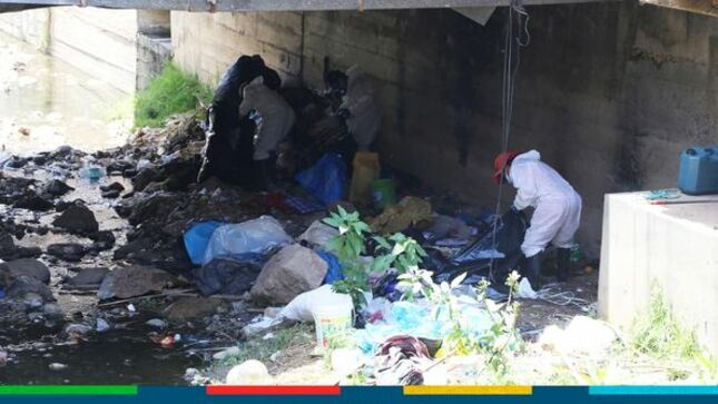 En una destacada muestra de compromiso con el medio ambiente y la comunidad local, la Municipalidad Provincial de Cajamarca, a través de su subgerencia de Gestión Integral de Residuos Sólidos, llevó a cabo hoy una jornada de limpieza en el Río San Lucas, intersección con el jirón Dos de Mayo. 
🤝Desde muy temprano, un equipo de colaboradores se congregó para embarcarse en esta importante labor. Sin embargo, el día no estuvo exento de sorpresas, ya que debajo del puente de Dos de Mayo se encontraron cuatro personas en situación de indigencia, viviendo en condiciones insalubres. Antes de continuar con la limpieza, se brindó la asistencia necesaria a estas personas, garantizando su bienestar y acceso a los servicios adecuados.
🧹💚Este esfuerzo comunitario forma parte integral del plan de prevención ante desastres naturales, especialmente en vista del incremento de las lluvias en la región de Cajamarca. La Municipalidad Provincial de Cajamarca sigue comprometida con la mejora continua de la ciudad, trabajando en diversos puntos estratégicos para mantener un entorno limpio y seguro para todos sus habitantes.
