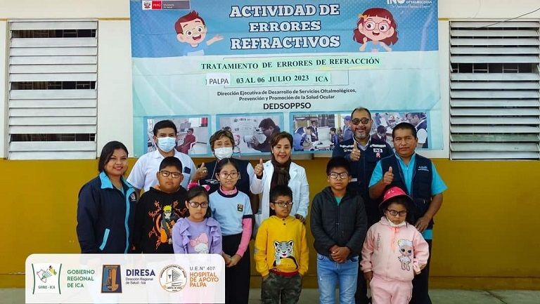 Grupo de niños beneficiados con la entrega de lentes acompañados por representantes de las instituciones organizadoras de la campaña.