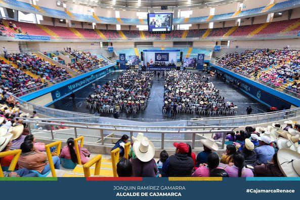 Alcalde provincial de Cajamarca, Joaquin Ramírez expuso avances de la gestión municipal durante la Segunda Audiencia Pública 2023, anunciando la recepción, ejecución y avances de proyectos importantes para el desarrollo de Cajamarca.
👍La primera autoridad edil, enfatizó la importancia de articular esfuerzos que permitan seguir desarrollando proyectos como el avance en su ejecución al 25% del primer pozo tubular en el Complejo Qhapaq Ñan, la obtención de presupuesto de más de 261 millones para la nueva Planta de Tratamiento de Aguas Residuales (PTAR), los Código Únicos de Inversion para los intercambios viales en Hoyos Rubio y Óvalo Musical, la obtención del presupuesto para la compra de un “Pool de Maquinaria” por un monto de aproximadamente 8 millones de soles y la obra viable pronta a licitarse en el mes de octubre de la carretera Cajamarca a Cumbe Mayo.
👥En el eje social, la comuna local, incrementó hasta en un 47% la participación de beneficiarios en diferentes programas sociales atendiendo a más de 11 mil usuarios en comedores populares, la atención de 182 comités con el Programa del Vaso de Leche, la clasificación de 18 mil cajamarquinos. En ese mismo sentido, se han realizado talleres y capacitaciones para más de 3 mil personas con discapacidad, se han capacitado a 700 mujeres en actividades para mejorar sus oportunidades a través del programa Mujer Renace y Familia y el apoyo a más de 264 adultos mayores con el círculo de alfabetización CEBA.
👮♂️La gerencia de seguridad ciudadana, implementó y reactivó 09 módulos marco de serenazgo para atender de forma inmediata ante el llamado de los vecinos; además de incrementar el patrullaje a través del programa renace que benefició a los 24 sectores con la seguridad y el empleo temporal a más de 150 ciudadanos, ese mismo sentido ya se cuenta con el código único de inversiones para la adquisición de 24 nuevas camionetas.
♻️En el eje ambiental y saneamiento básico, se ha realizado la eliminación de sedimentos en más de 709.48 m3, limpieza de 149.674.44 m2 espacios públicos y la descarga de 4,569.48 toneladas de residuos sólidos al relleno sanitario. Además, se han recaudado 484 toneladas de abono orgánico y la implementación de puestos laborales temporales a través del programa Renace para la recuperación de áreas verdes en toda la ciudad. Hemos cubierto el 100% de JASS con asistencia técnica en nuestros 18 centros poblados.
🚗Por otro lado, en el eje ordenamiento territorial y transporte, hemos realizado la culminación y entrega del Reglamento de la Zona Monumental de Cajamarca para la protección y conservación de nuestro centro histórico, la delimitación de más de 6 kilómetros de la faja marginal del río Mashcón con hitos de concreto, la paralización de 120 obras por no contar con licencia de construcción siendo 20 de ellas en el centro histórico. Se entregó en el menor tiempo posible más de 3086 tarjetas únicas de circulación (TUCs) y más de 6 mil unidades de transportes pasaron inspección vehicular municipal.
✅Como parte de una gestión eficiente basada en resultados, se tiene diferentes proyectos de inversión viables como la adquisición de un poll de maquinaria pesada, la creación del servicio de movilidad en el camino del inca, la construcción del parque botánico “Venecia”, el asfaltado de la carretera Chamis y Cumbe Mayo, los intercambios viales, la nueva gran vía de evitamiento; todos estos proyectos cuentan ya con código único de inversión, garantizando su viabilidad.
🏗️✅Además, se ha logrado el 100% de presupuesto para la ejecución de la nueva Planta de Tratamiento de Aguas Residuales, la nueva gran vía de evitamiento y el intercambio vial en la zona norte de la ciudad.
🗣Estamos impulsando el desarrollo de Cajamarca, pensando siempre en el beneficio de toda la población. Nosotros somos una gestión de resultados y estamos logrando proyectos de gran envergadura y poniendo como prioridad el agua. Seguiré trabajando e impulsando una Cajamarca segura, moderna, garantizando una mejor calidad de vida” finalizó.