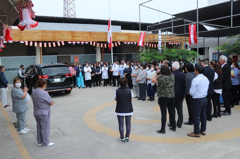 Personal del INO se congrega en el Patio del Instituto Nacional de Oftalmología para dar el "último adiós" a su fundador, Dr. Francisco Contreras Campos.