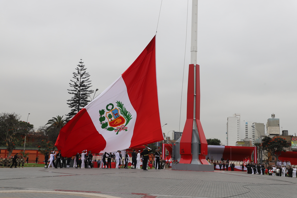 En ceremonia por el día de las FFAA