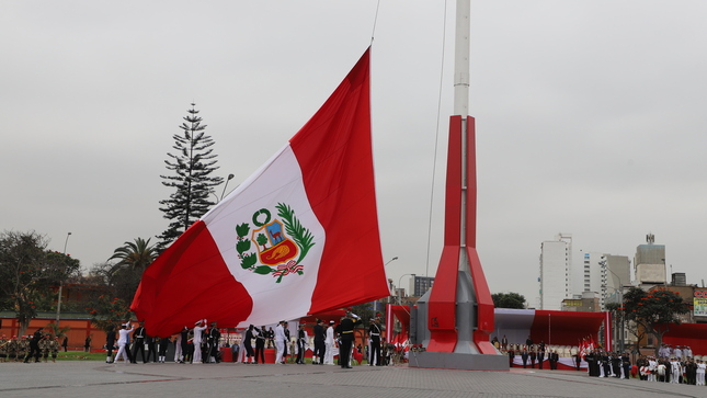 En ceremonia por el día de las FFAA