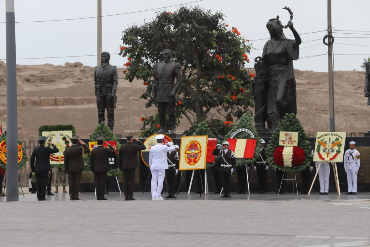 En ceremonia por el día de las FFAA