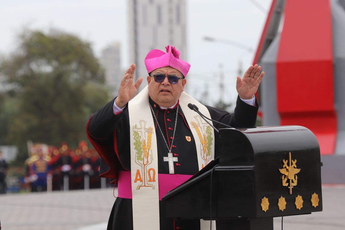 En ceremonia por el día de las FFAA