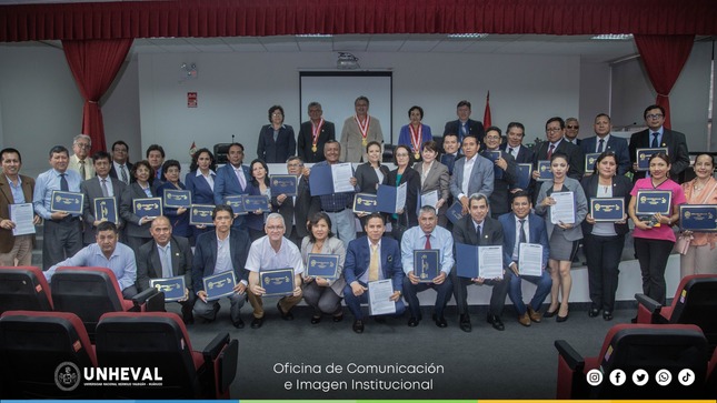 Docentes destacados son honrados por su desempeño sobresaliente en la encuesta estudiantil 2023 - I