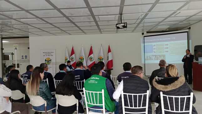 Especialistas de la Diris Lima este capacitan a más de 100 inspectores municipales en seguridad alimentaria