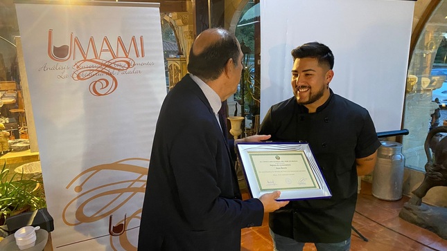 Consulado del Perú en Bilbao entrega diploma de reconocimiento a barman y gastrónomo nacional que ganó concurso de coctelería en España