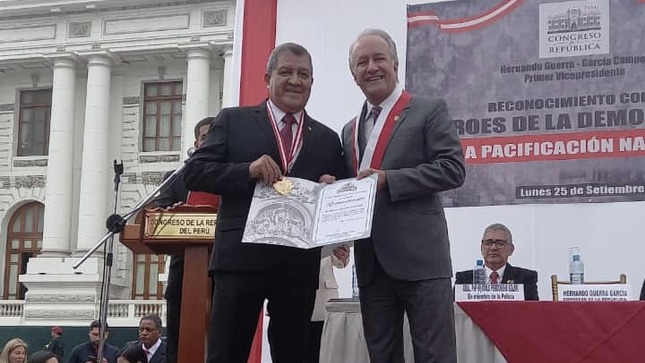 Héroe De La Democracia Y La Pacificación