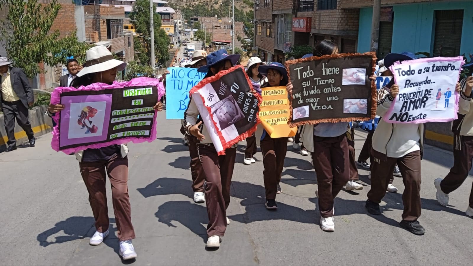 Más de 500 estudiantes recorren las calles de Huancavelica por la Semana de Prevención del Embarazo en Adolescentes