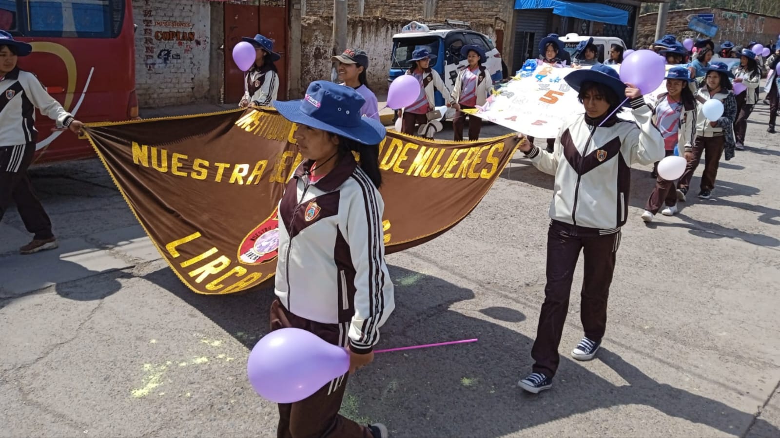 Más de 500 estudiantes recorren las calles de Huancavelica por la Semana de Prevención del Embarazo en Adolescentes