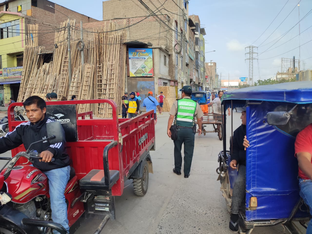 Intensifican operativos para que mototaxis y moto cargueras respeten anillo vial