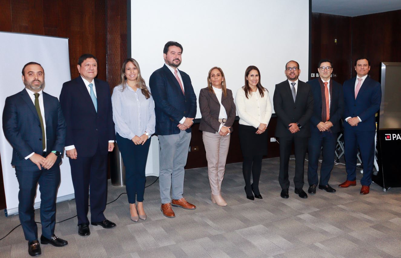 Foto de funcionarios en el evento