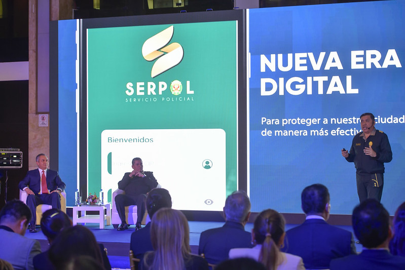 La nueva Plataforma Integrada de Gestión de la Información para la Prevención e Investigación Policial permite a la institución policial estar más cerca a la población, poniendo a su alcance los servicios digitales de la Policía Nacional del Perú (PNP).
“La PNP siempre va a buscar crear nuevos canales para estar cerca del ciudadano y, ese sentido, ha desarrollado esta plataforma”, enfatizó el Gral. PNP Raúl Silva, vocero en tecnología de la información de la institución policial.
Detalló que dicha herramienta digital está compuesta por los aplicativos Mi Policía Digital, dirigido a los ciudadanos; Serpol, de uso policial, y la aplicación web del Sistema Integrado de Información para la Investigación Criminal.
Señaló que la aplicación Mi Policía Digital la pueden descargar todos de manera gratuita y destacó que ha sido desarrollada bajo mecanismos de seguridad, pasando los controles respectivos.
A través de este aplicativo los ciudadanos podrán reportar incidentes. “No constituye una denuncia formal, pero sí un reporte de incidentes; el ciudadano va a poder describirlos, adjuntar audios, fotografías, videos y lo va a poder georreferenciar”, explicó.
El Gral. PNP Raúl Silva indicó que los reportes que brinden los ciudadanos son importantes porque permitirán desarrollar nuevas estrategias y focalizar la demanda de seguridad, al contar con mayor información.
“Es muy importante la participación de todos, porque debemos ser ese binomio perfecto ciudadano - policía para poder tener la información y poder combatir el crimen”, señaló.
El vocero de la PNP resaltó, asimismo, que con dicha plataforma digital se va a ir cerrando la cadena del proceso en torno al delito. “Tenemos la información del ciudadano, al policía que atiende esa información y verificamos que el policía efectivamente haya atendido a ese ciudadano”, dijo, tras resaltar que la PNP está en camino a la transformación digital.