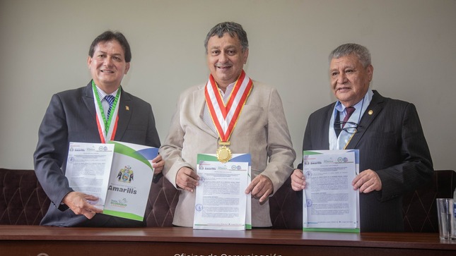Firma de convenio entre la Municipalidad de Amarilis y UNHEVAL para desarrollar el Sisfoh y promover conciencia sobre el saneamiento básico.