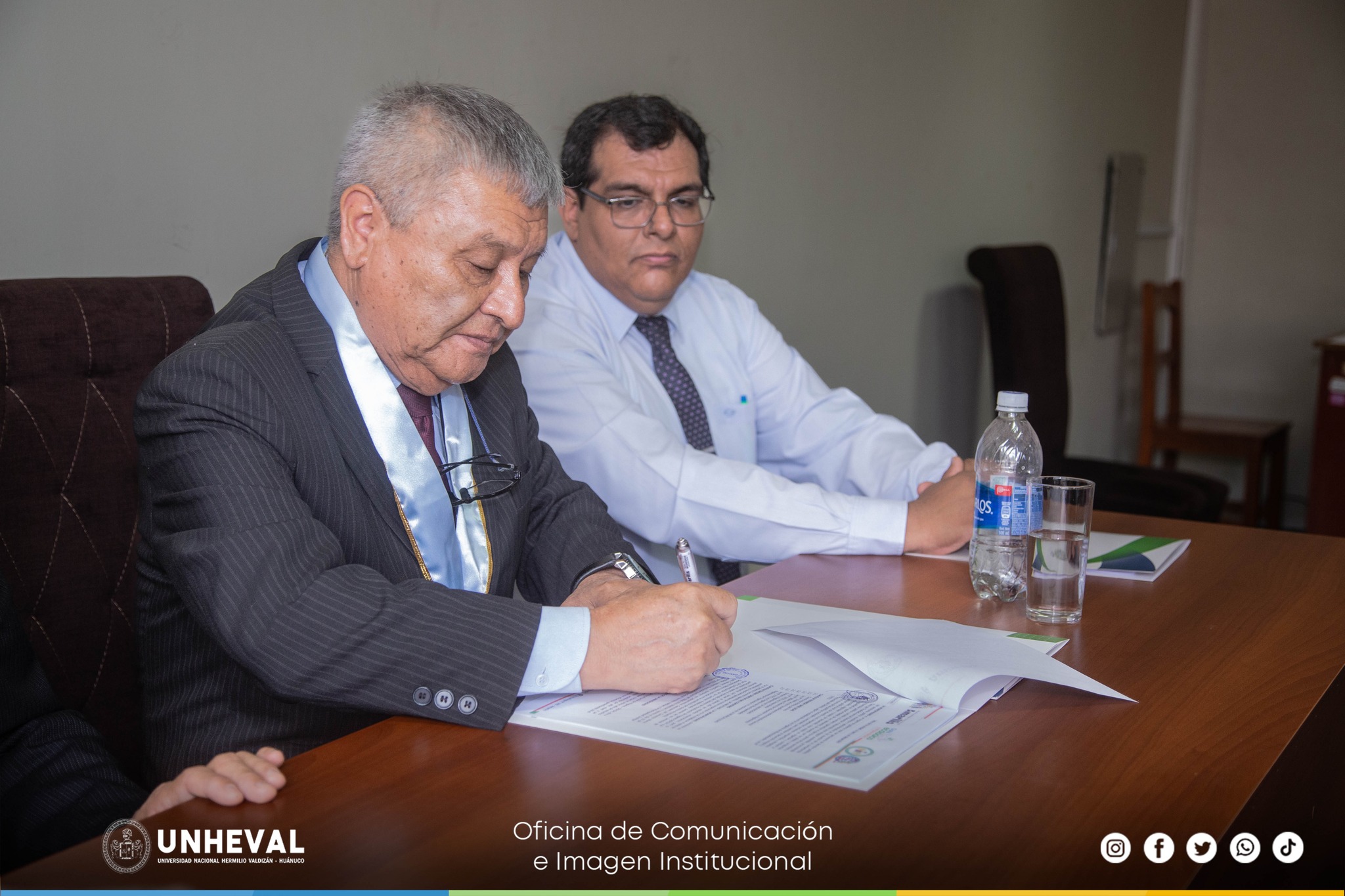Firma de convenio entre la Municipalidad de Amarilis y UNHEVAL para desarrollar el Sisfoh y promover conciencia sobre el saneamiento básico.