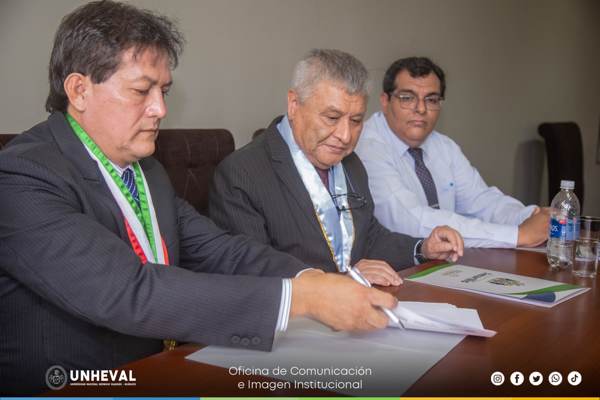 Firma de convenio entre la Municipalidad de Amarilis y UNHEVAL para desarrollar el Sisfoh y promover conciencia sobre el saneamiento básico.
