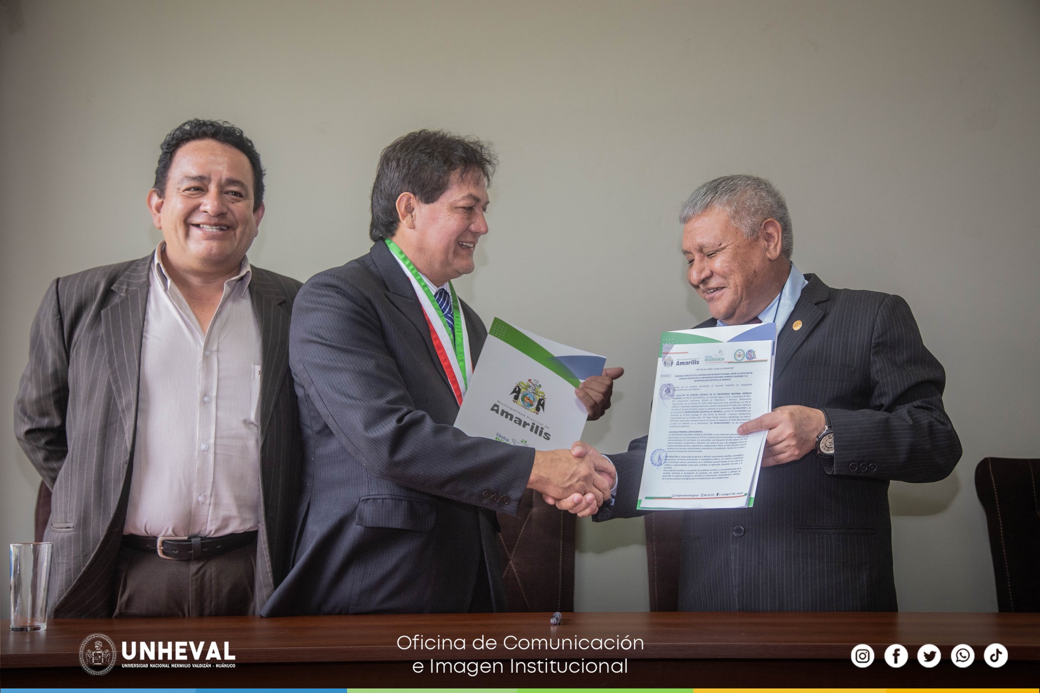 Firma de convenio entre la Municipalidad de Amarilis y UNHEVAL para desarrollar el Sisfoh y promover conciencia sobre el saneamiento básico.