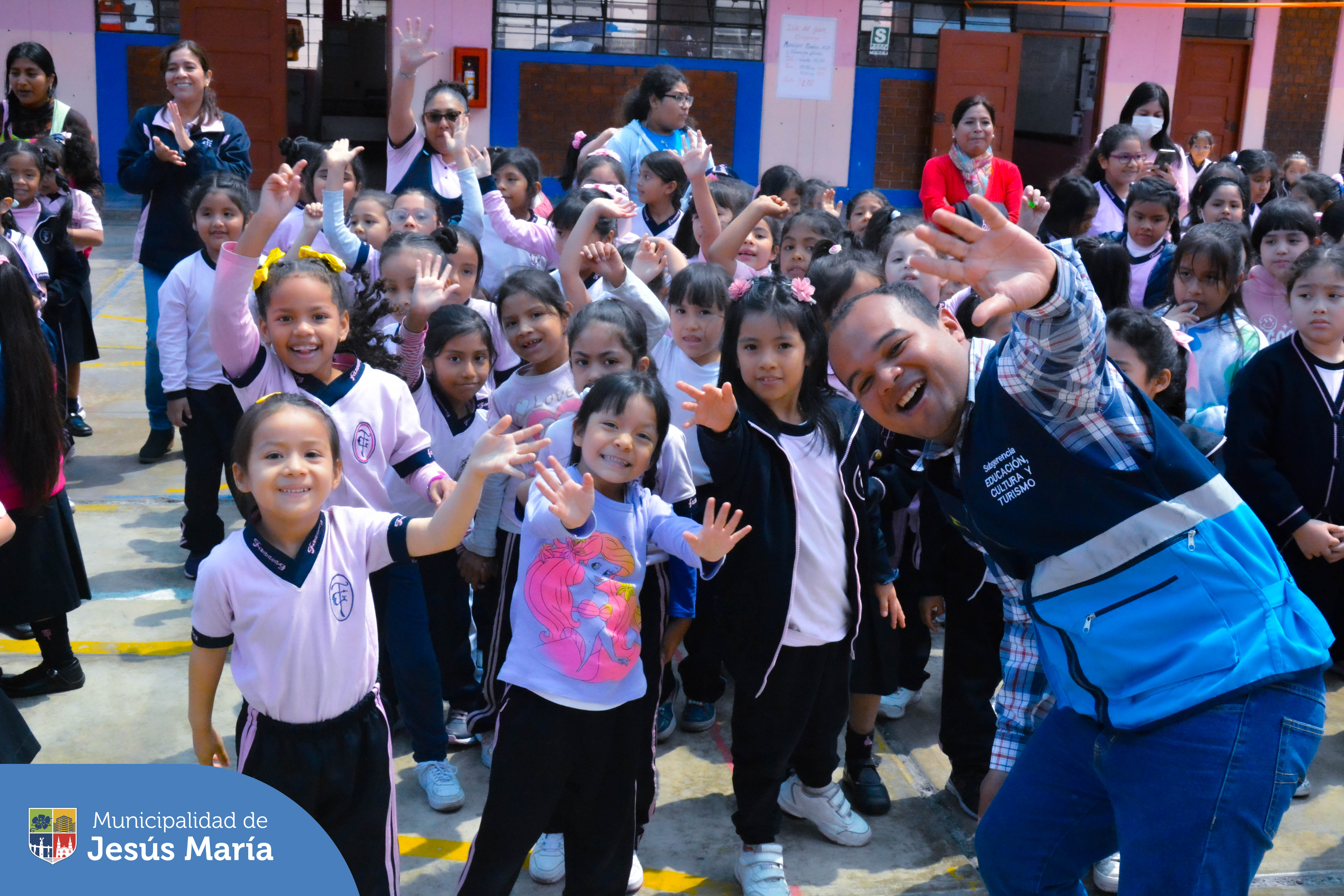 En el marco de la Semana Nacional de los Derechos del Niño, visitamos el 🏫 Colegio Teresa González de Fanning (nivel primaria), con el objetivo de fortalecer las capacidades de más de 800 niñas 👧🏻👧🏽👧🏼 brindándoles herramientas que les permitan protegerse frente a situaciones que afecten sus derechos.