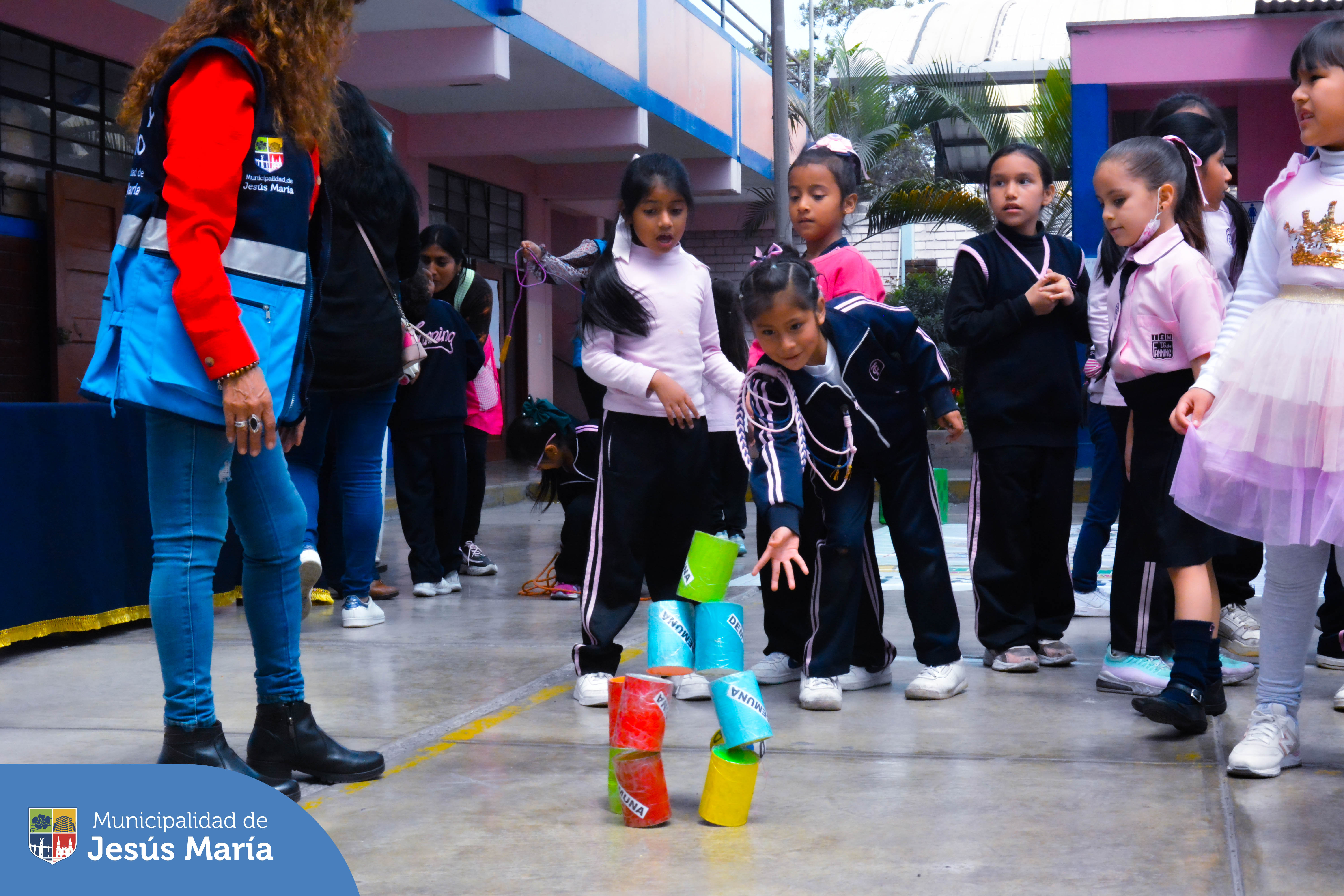 En el marco de la Semana Nacional de los Derechos del Niño, visitamos el 🏫 Colegio Teresa González de Fanning (nivel primaria), con el objetivo de fortalecer las capacidades de más de 800 niñas 👧🏻👧🏽👧🏼 brindándoles herramientas que les permitan protegerse frente a situaciones que afecten sus derechos.