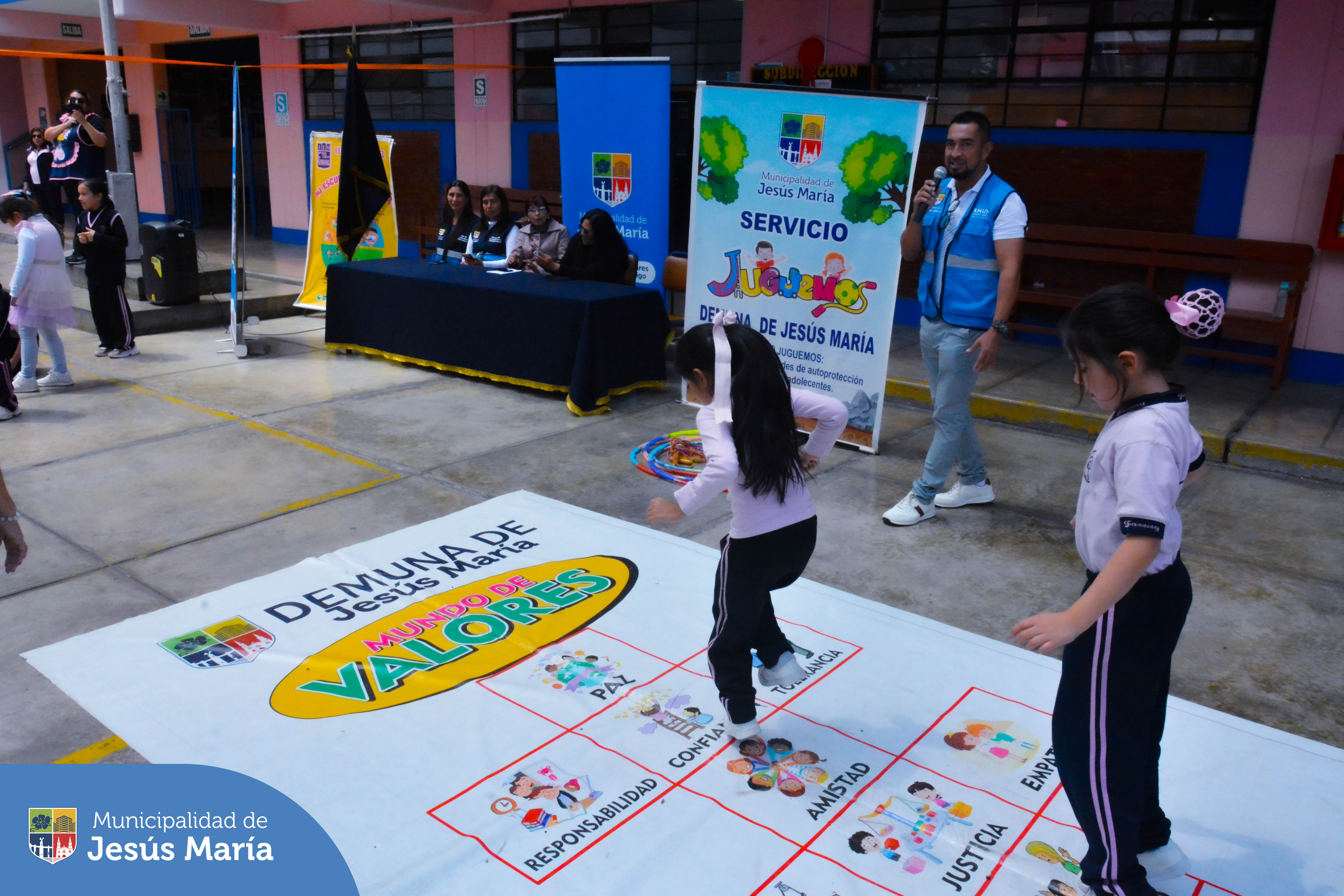 En el marco de la Semana Nacional de los Derechos del Niño, visitamos el 🏫 Colegio Teresa González de Fanning (nivel primaria), con el objetivo de fortalecer las capacidades de más de 800 niñas 👧🏻👧🏽👧🏼 brindándoles herramientas que les permitan protegerse frente a situaciones que afecten sus derechos.