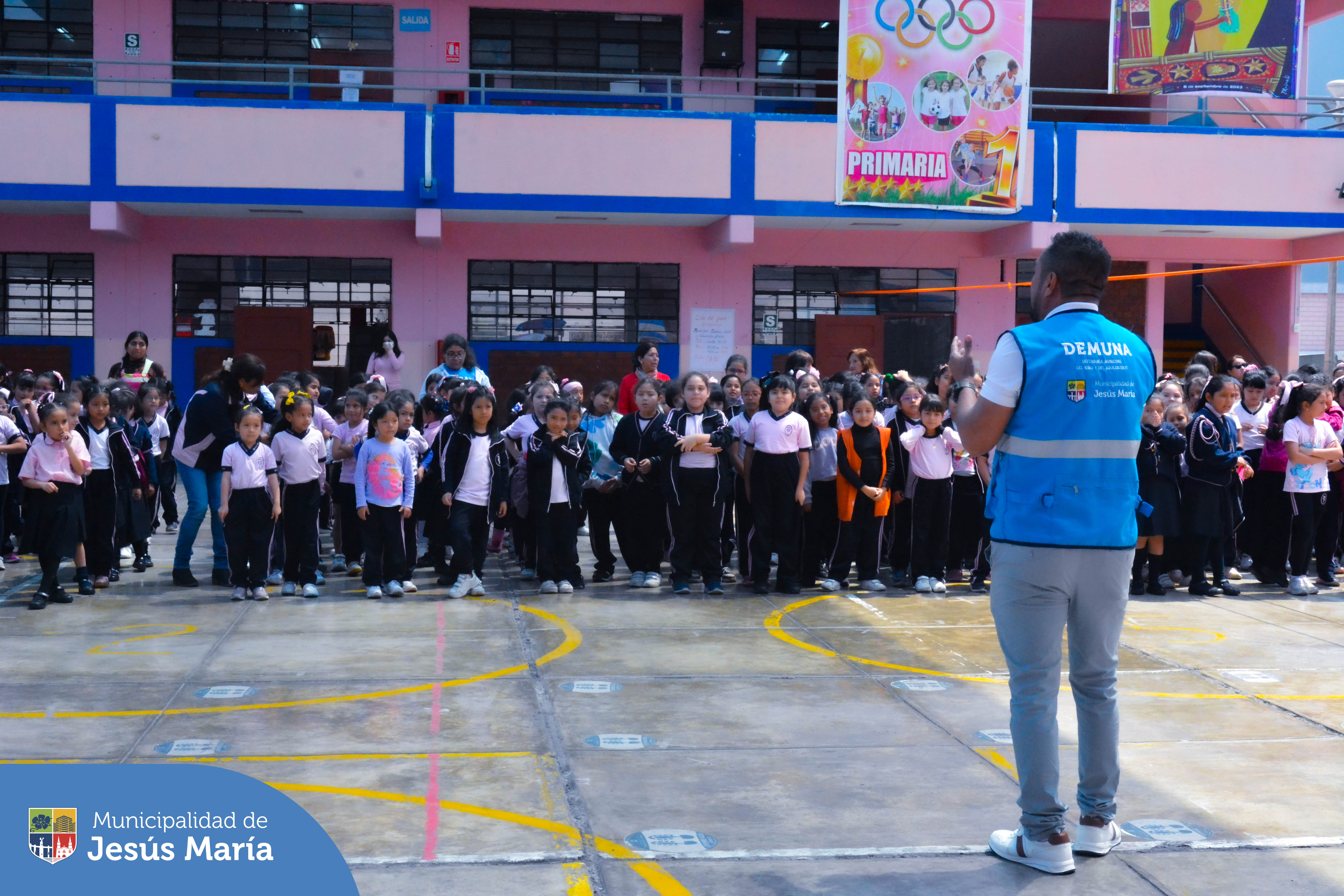 En el marco de la Semana Nacional de los Derechos del Niño, visitamos el 🏫 Colegio Teresa González de Fanning (nivel primaria), con el objetivo de fortalecer las capacidades de más de 800 niñas 👧🏻👧🏽👧🏼 brindándoles herramientas que les permitan protegerse frente a situaciones que afecten sus derechos.