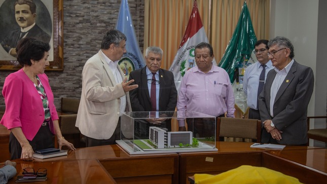 Mejora en la infraestructura de la  Facultad de Ciencias Sociales con la entrega de maqueta volumétrica