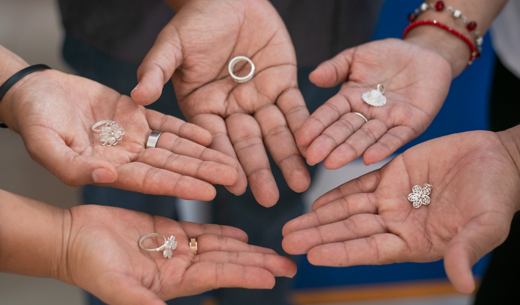 Artesanas de joyería de plata enseñan sus productos terminados