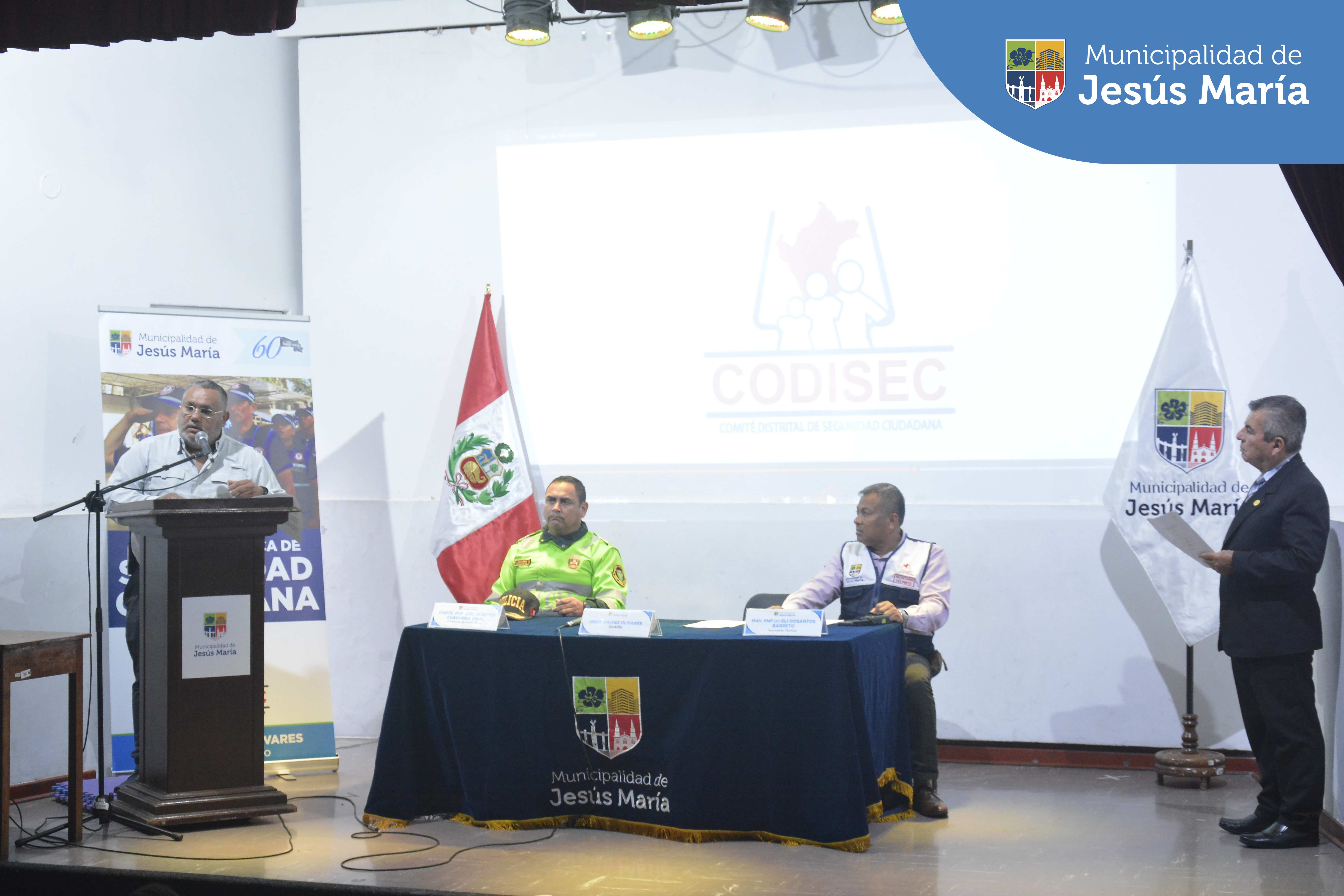 Nuestro alcalde Jesús Gálvez Olivares, como presidente del #Codisec, informó a todos los asistentes acerca de la ejecución de las políticas, planes, programas y proyectos de seguridad ciudadana, que se han realizado en nuestro distrito durante el tercer trimestre del año 2023.
Conoce el detalle en el siguiente video 👉🏼 https://bit.ly/3LH5a1u