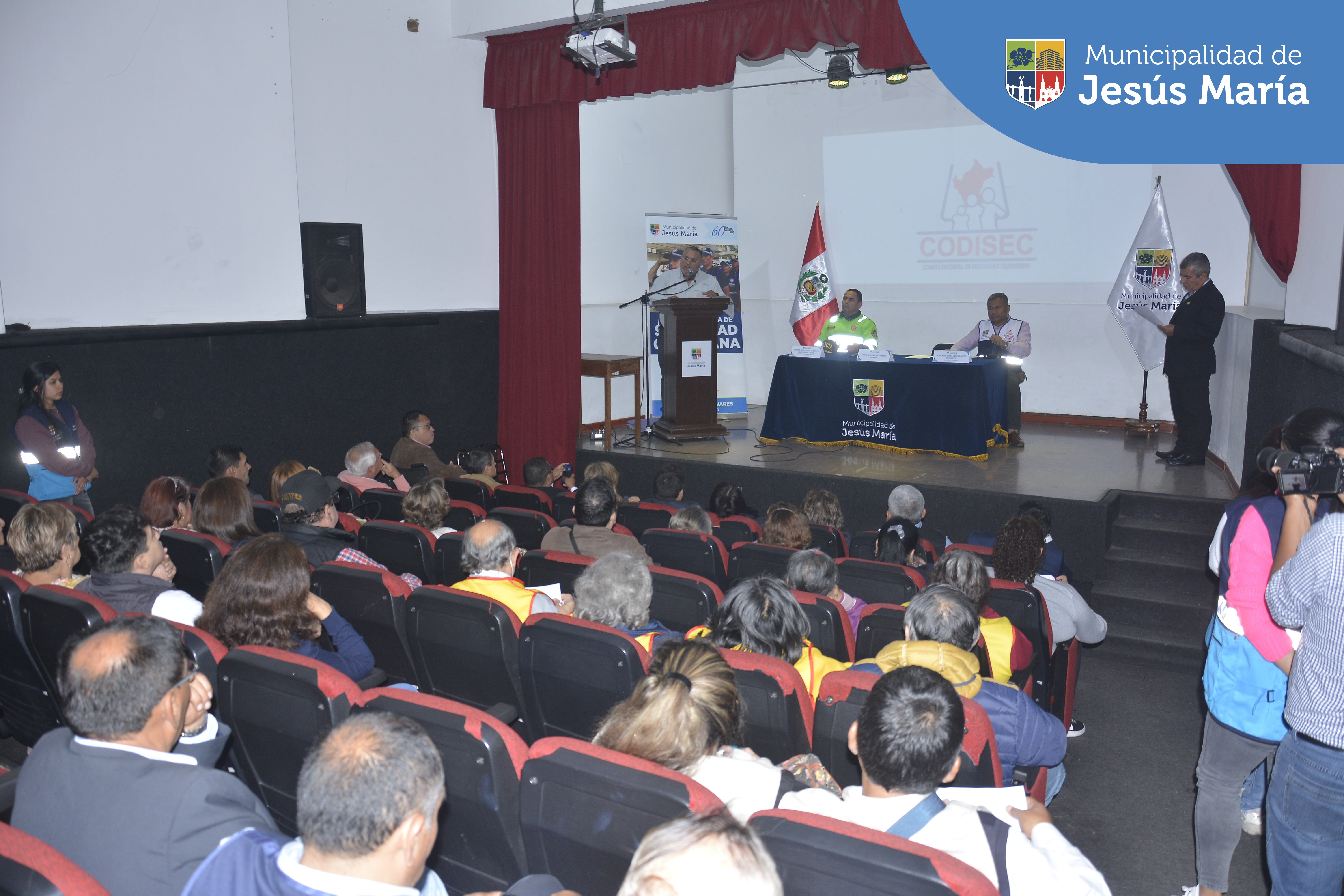 Nuestro alcalde Jesús Gálvez Olivares, como presidente del #Codisec, informó a todos los asistentes acerca de la ejecución de las políticas, planes, programas y proyectos de seguridad ciudadana, que se han realizado en nuestro distrito durante el tercer trimestre del año 2023.
Conoce el detalle en el siguiente video 👉🏼 https://bit.ly/3LH5a1u