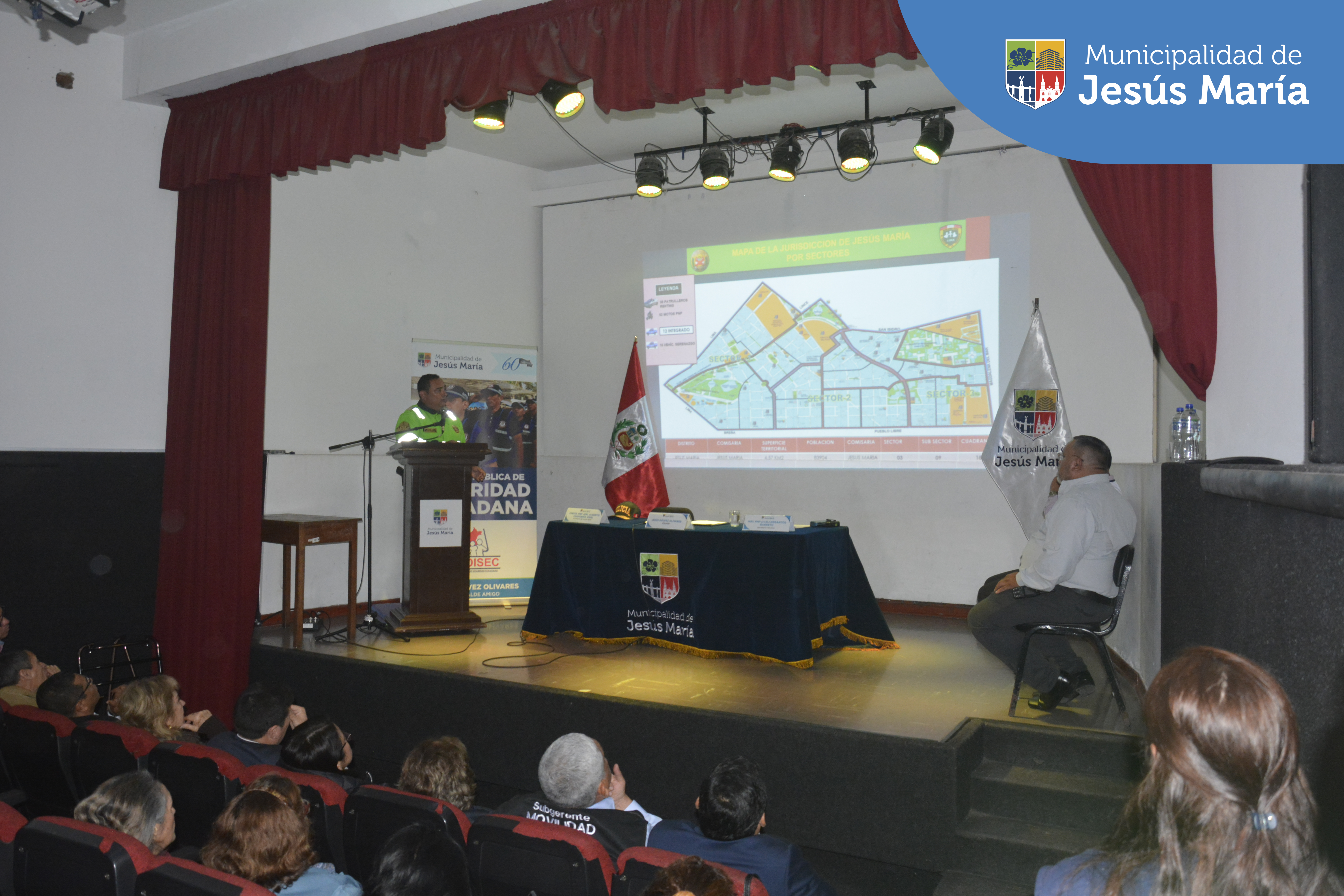 Nuestro alcalde Jesús Gálvez Olivares, como presidente del #Codisec, informó a todos los asistentes acerca de la ejecución de las políticas, planes, programas y proyectos de seguridad ciudadana, que se han realizado en nuestro distrito durante el tercer trimestre del año 2023.
Conoce el detalle en el siguiente video 👉🏼 https://bit.ly/3LH5a1u