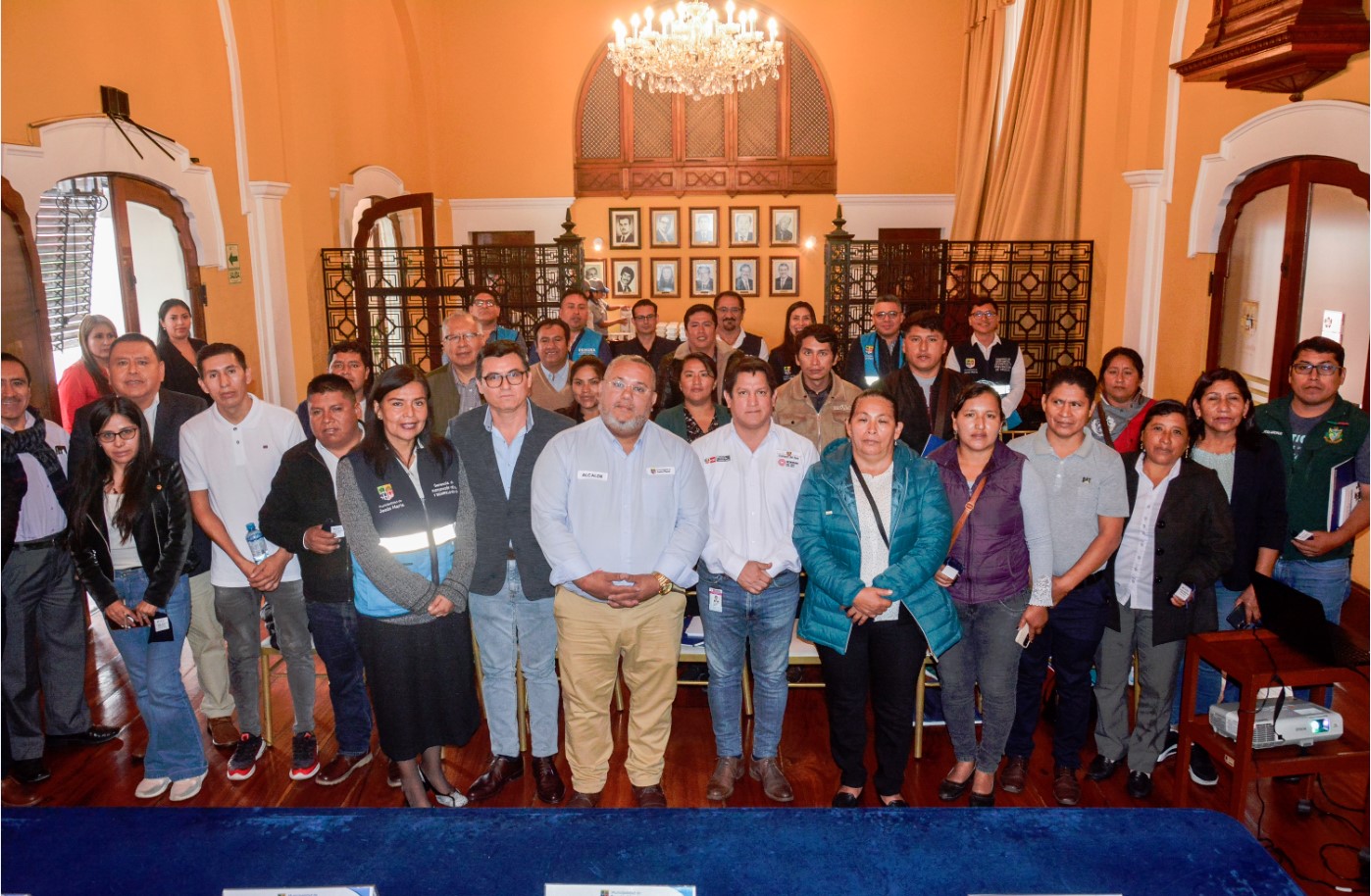 📣 Nuestro alcalde, Jesús Gálvez Olivares, recibió a los gerentes de desarrollo social de los gobiernos sub nacionales de la zona del Vraem, con el objetivo de fortalecer sus capacidades, compartiendo nuestras buenas prácticas de gestión y gobierno.
Esta iniciativa se trabaja de manera coordinada con el Ministerio de Desarrollo e Inclusión Social y consiste en realizar un trabajo de campo a través de una pasantía en nuestra comuna; la cual permitirá que los funcionarios del Vraem puedan contribuir a mejorar la vida de sus regiones.
