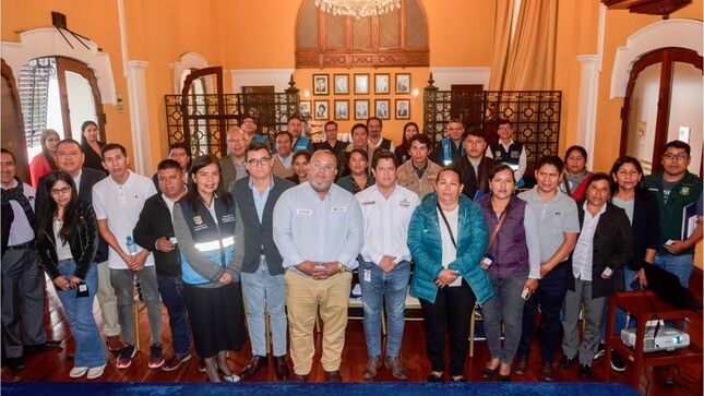 📣 Nuestro alcalde, Jesús Gálvez Olivares, recibió a los gerentes de desarrollo social de los gobiernos sub nacionales de la zona del Vraem, con el objetivo de fortalecer sus capacidades, compartiendo nuestras buenas prácticas de gestión y gobierno.
Esta iniciativa se trabaja de manera coordinada con el Ministerio de Desarrollo e Inclusión Social y consiste en realizar un trabajo de campo a través de una pasantía en nuestra comuna; la cual permitirá que los funcionarios del Vraem puedan contribuir a mejorar la vida de sus regiones.
