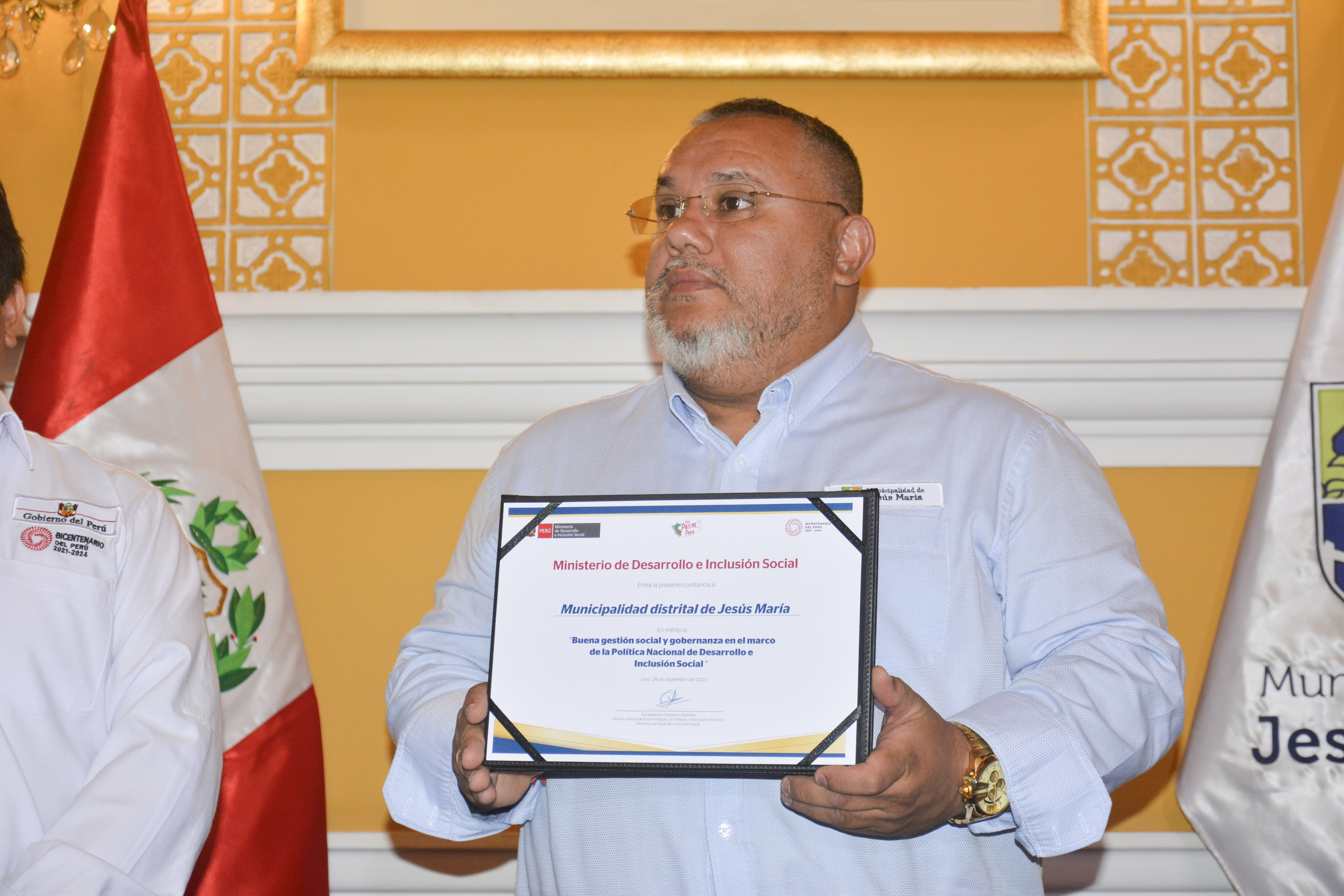 📣 Nuestro alcalde, Jesús Gálvez Olivares, recibió a los gerentes de desarrollo social de los gobiernos sub nacionales de la zona del Vraem, con el objetivo de fortalecer sus capacidades, compartiendo nuestras buenas prácticas de gestión y gobierno.
Esta iniciativa se trabaja de manera coordinada con el Ministerio de Desarrollo e Inclusión Social y consiste en realizar un trabajo de campo a través de una pasantía en nuestra comuna; la cual permitirá que los funcionarios del Vraem puedan contribuir a mejorar la vida de sus regiones.
