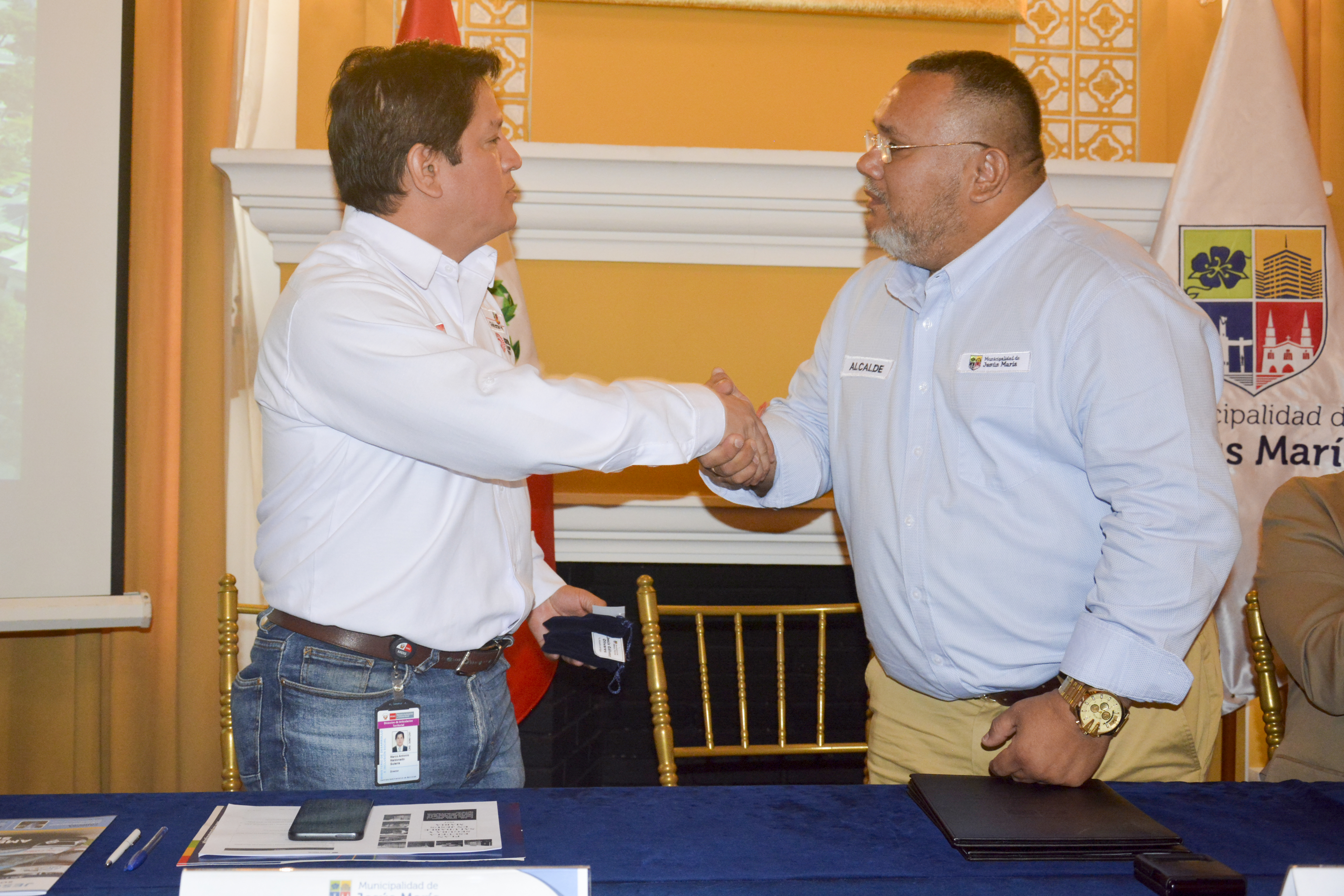 📣 Nuestro alcalde, Jesús Gálvez Olivares, recibió a los gerentes de desarrollo social de los gobiernos sub nacionales de la zona del Vraem, con el objetivo de fortalecer sus capacidades, compartiendo nuestras buenas prácticas de gestión y gobierno.
Esta iniciativa se trabaja de manera coordinada con el Ministerio de Desarrollo e Inclusión Social y consiste en realizar un trabajo de campo a través de una pasantía en nuestra comuna; la cual permitirá que los funcionarios del Vraem puedan contribuir a mejorar la vida de sus regiones.
