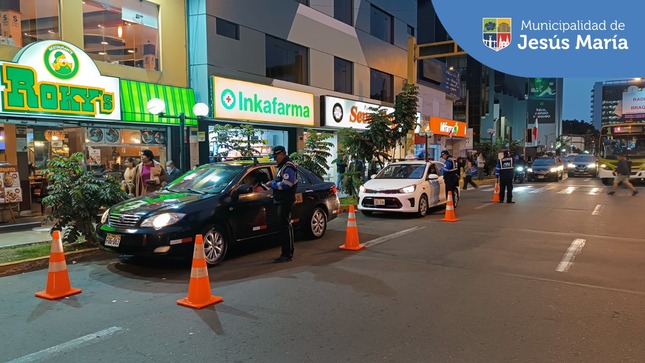 Se realizó un nuevo operativo de tránsito con el objetivo de hacer respetar las zonas rígidas donde vehículos se estacionan de manera irregular obstaculizando la libre circulación y entorpeciendo el tráfico. 🚫🚗🚎
💪 Continuaremos con estas acciones de fiscalización a fin de ordenar nuestro distrito.