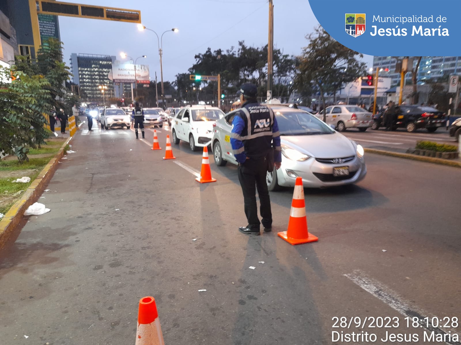 Se realizó un nuevo operativo de tránsito con el objetivo de hacer respetar las zonas rígidas donde vehículos se estacionan de manera irregular obstaculizando la libre circulación y entorpeciendo el tráfico. 🚫🚗🚎
💪 Continuaremos con estas acciones de fiscalización a fin de ordenar nuestro distrito.