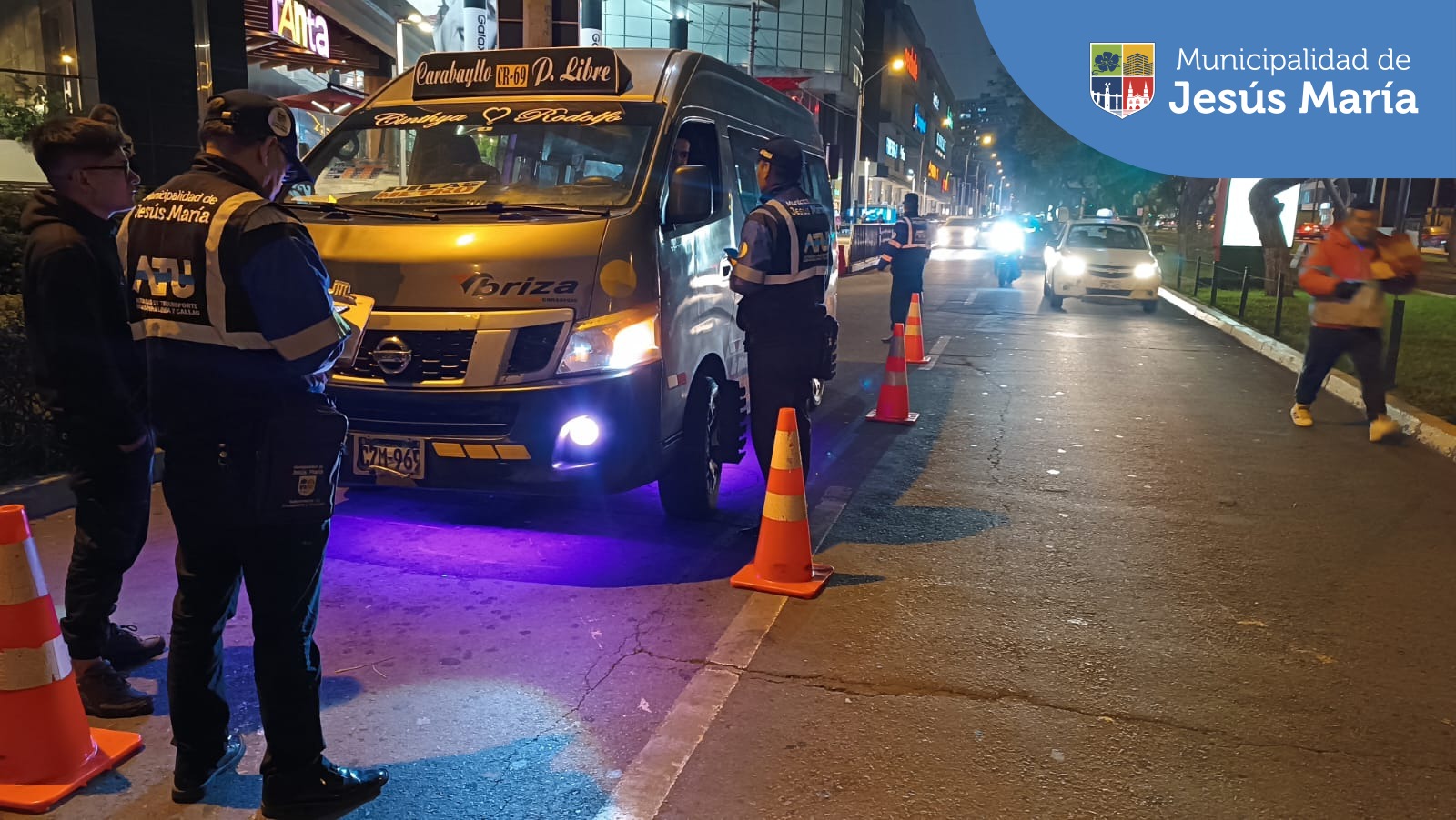 Se realizó un nuevo operativo de tránsito con el objetivo de hacer respetar las zonas rígidas donde vehículos se estacionan de manera irregular obstaculizando la libre circulación y entorpeciendo el tráfico. 🚫🚗🚎
💪 Continuaremos con estas acciones de fiscalización a fin de ordenar nuestro distrito.
