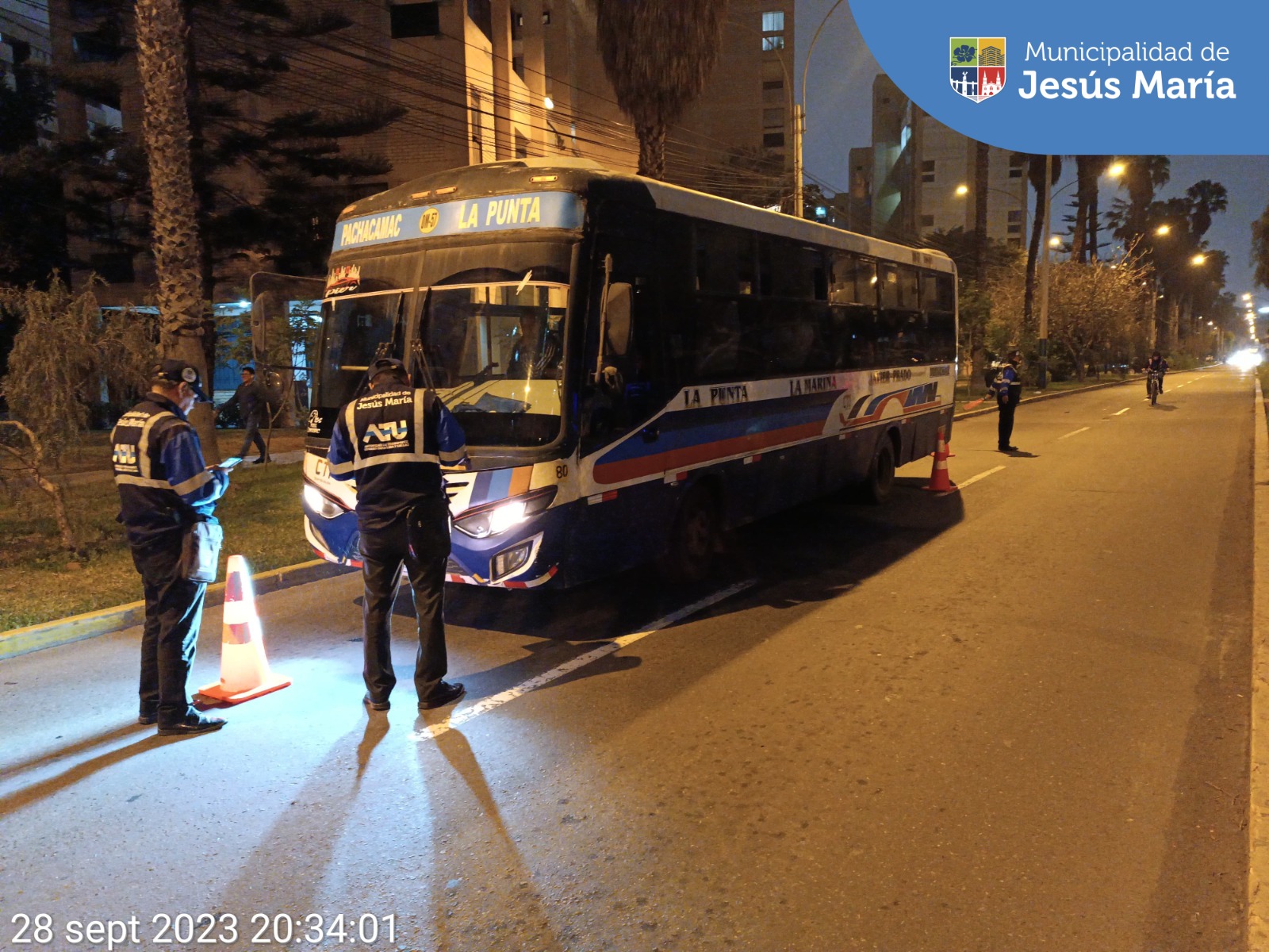Se realizó un nuevo operativo de tránsito con el objetivo de hacer respetar las zonas rígidas donde vehículos se estacionan de manera irregular obstaculizando la libre circulación y entorpeciendo el tráfico. 🚫🚗🚎
💪 Continuaremos con estas acciones de fiscalización a fin de ordenar nuestro distrito.