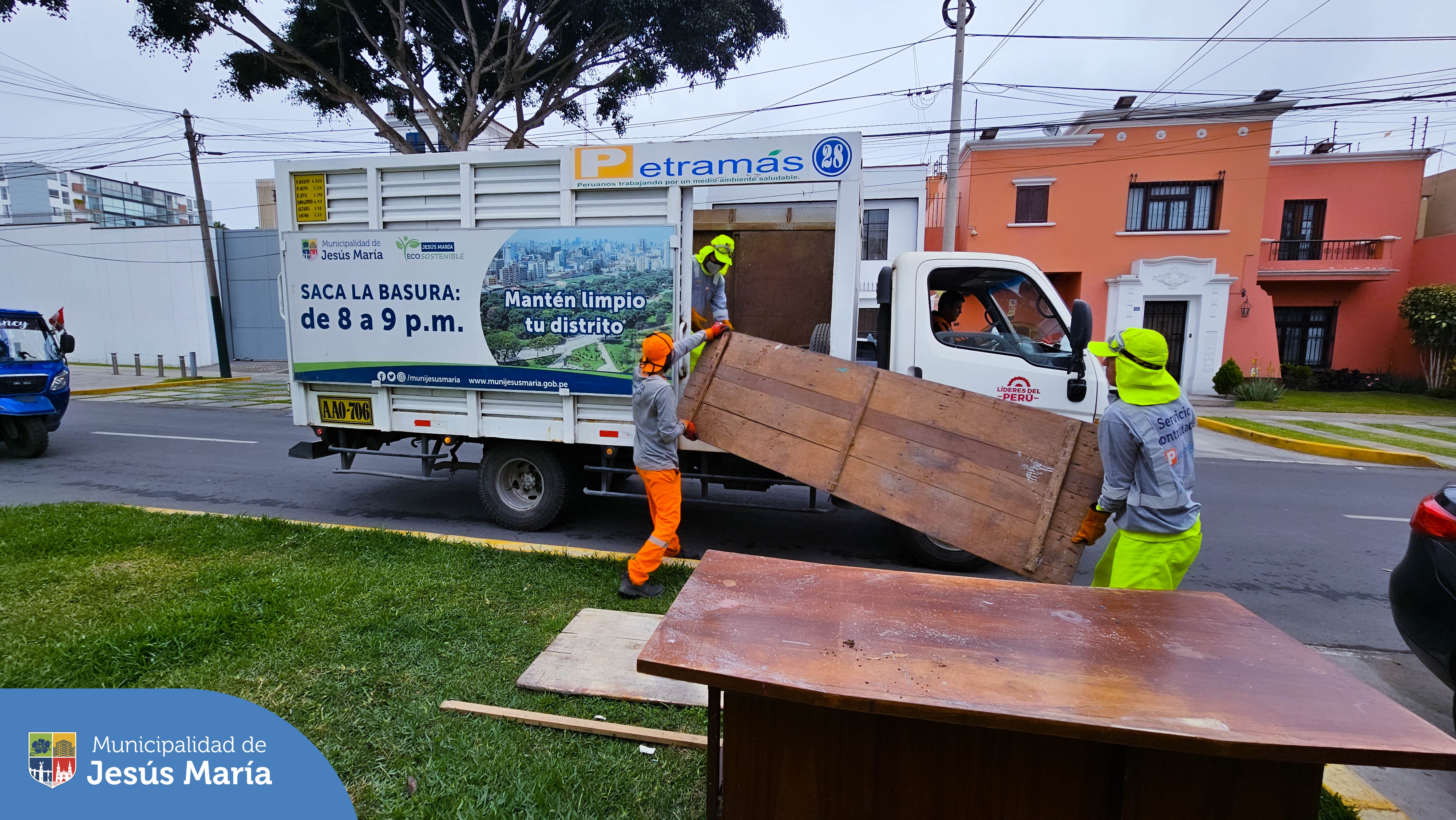 🙌 Gracias a todos los vecinos de la zona 7 que participaron en la campaña Techo Limpio 🏘️🧹 dejando material en desuso en el frontis de sus viviendas.
💪 Continuaremos con esta labor, recorriendo las diferentes zonas y calles de nuestro distrito, a fin de reducir la acumulación de material en desuso en los hogares jesusmarianos.